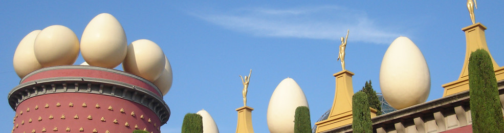 Détail de la façade du théâtre-musée Dalí de Figueras